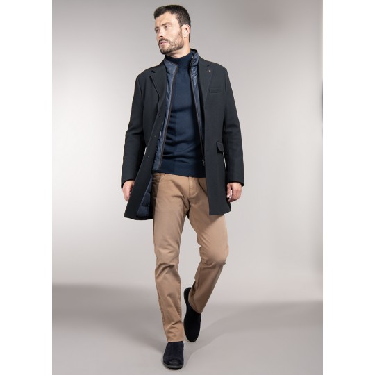 Coat with tailored collar and removable parmenture Coat with tailored collar and removable parmenture