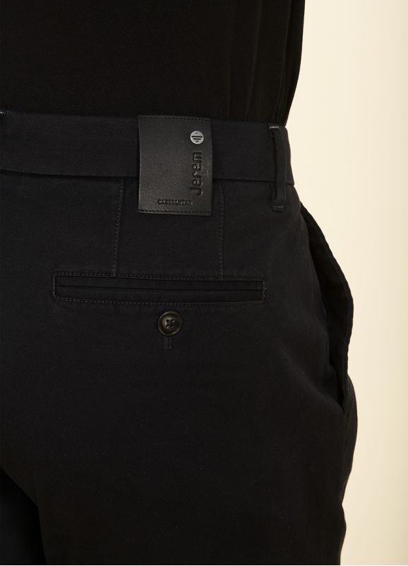 Pantalon chino en gabardine unie