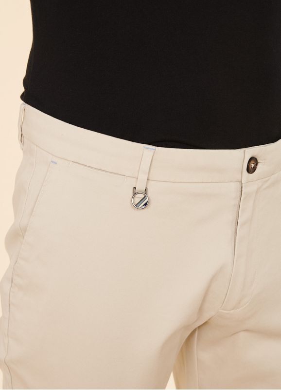 Pantalon chino en gabardine unie