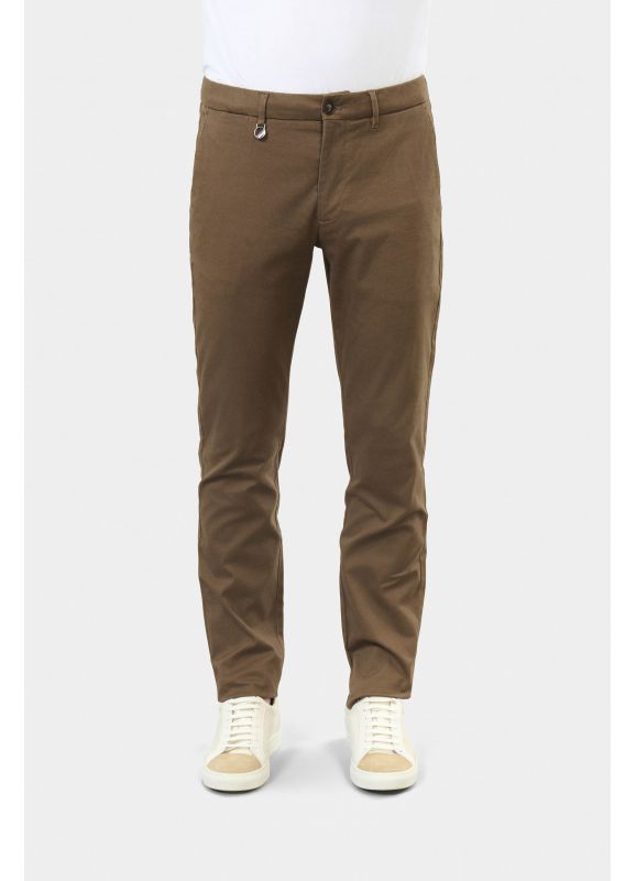 Pantalon ajusté en gabardine stretch classique