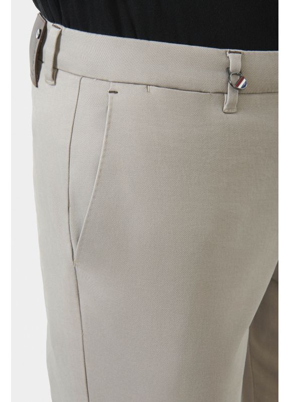 Pantalon ajusté en gabardine stretch classique